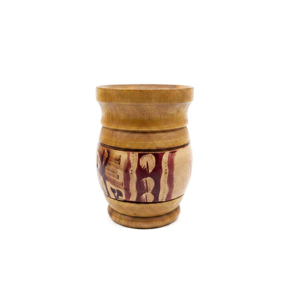 Mate artesanal de madera forrado en cuero natural hecho a mano para tomar yerba mate tradicional.